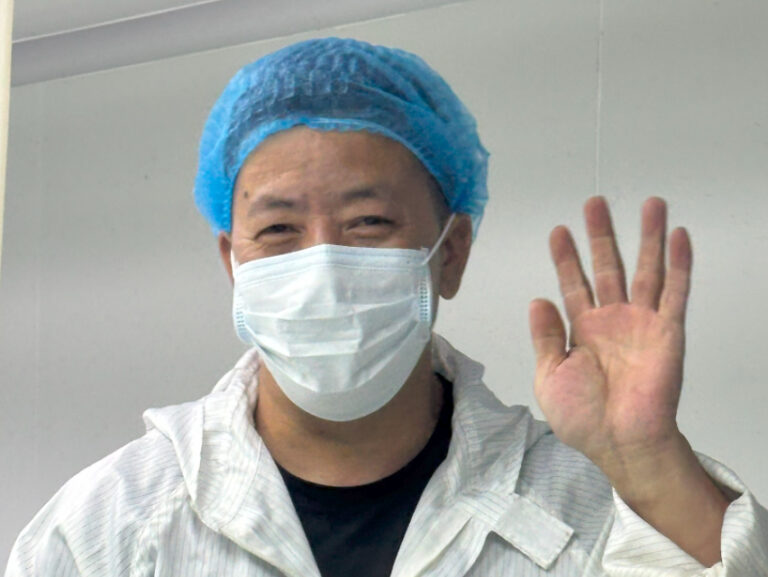 Employees at Suzhou Shenli Hardened Acrylic Sheet
